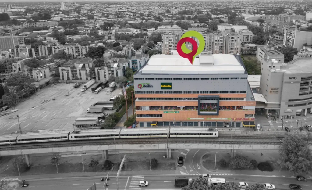 Vista aérea de Plaza Beillín en Bello, junto a la línea del Metro